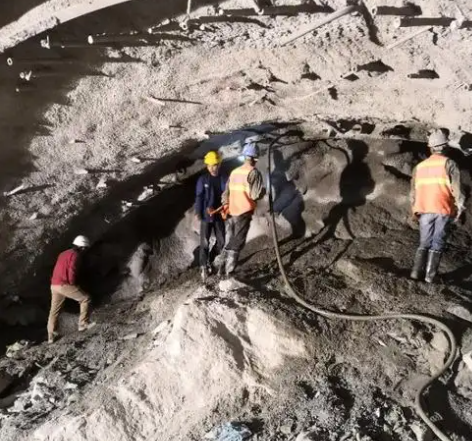 正定隧道拱顶带模注浆料，微膨胀注浆料的特点及施工工艺